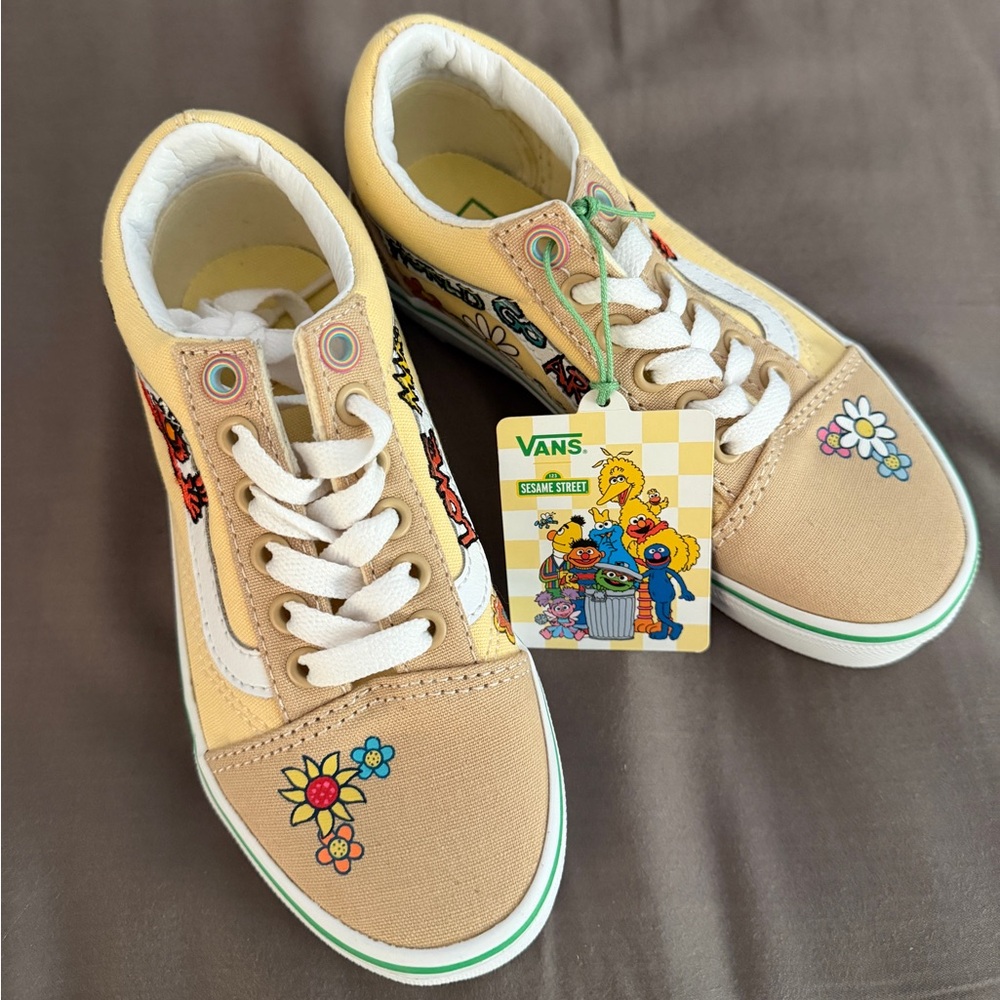 BNWT Vans Sesame Street Old Skool Love Makes the World Goes Round Sneakers